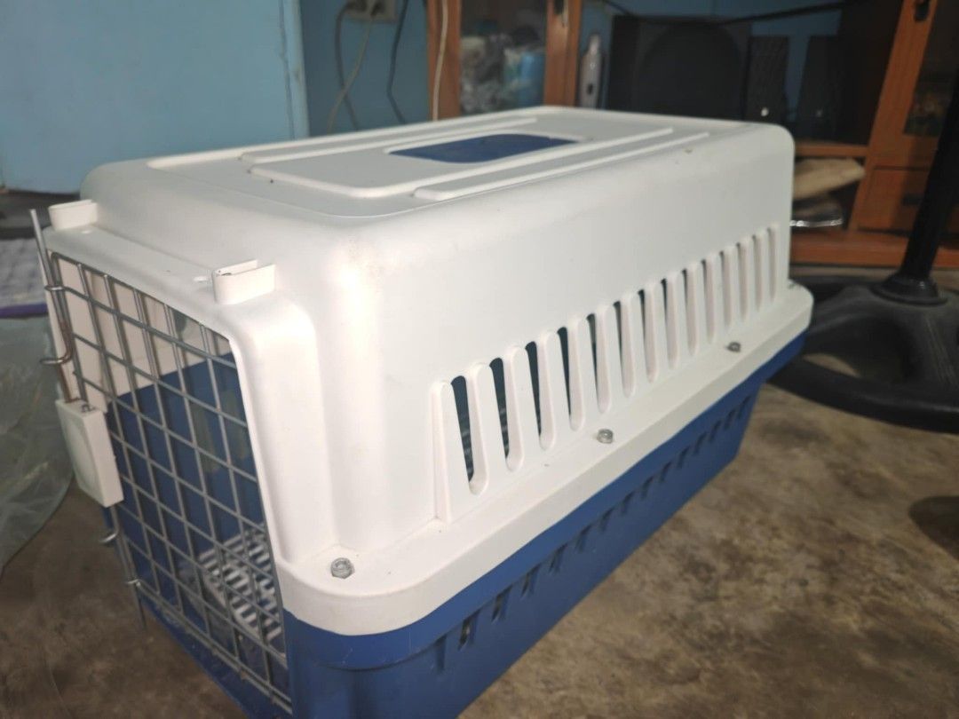 Pet travelling carrier large (Category: Homes & Other Pet Accessories) located in Pasig City. Submitted by zealfish.3d4f32 (Listing ID 1352454680, Image 1). Description: good as new no flaws.