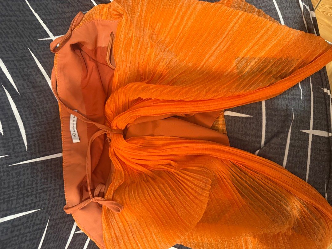 Shein orange top (Category: Blouses) located in Quezon City. Submitted by ctrnjrh (Listing ID 1345134852, Image 3). Description: I bought this thru an online Shein reseller. I have no when worn pics bec it doesn’t fit me. If you have broad shoulders with 34 - 36a/b bust size, this might be a good fit for you. Tight na for 38a/b..