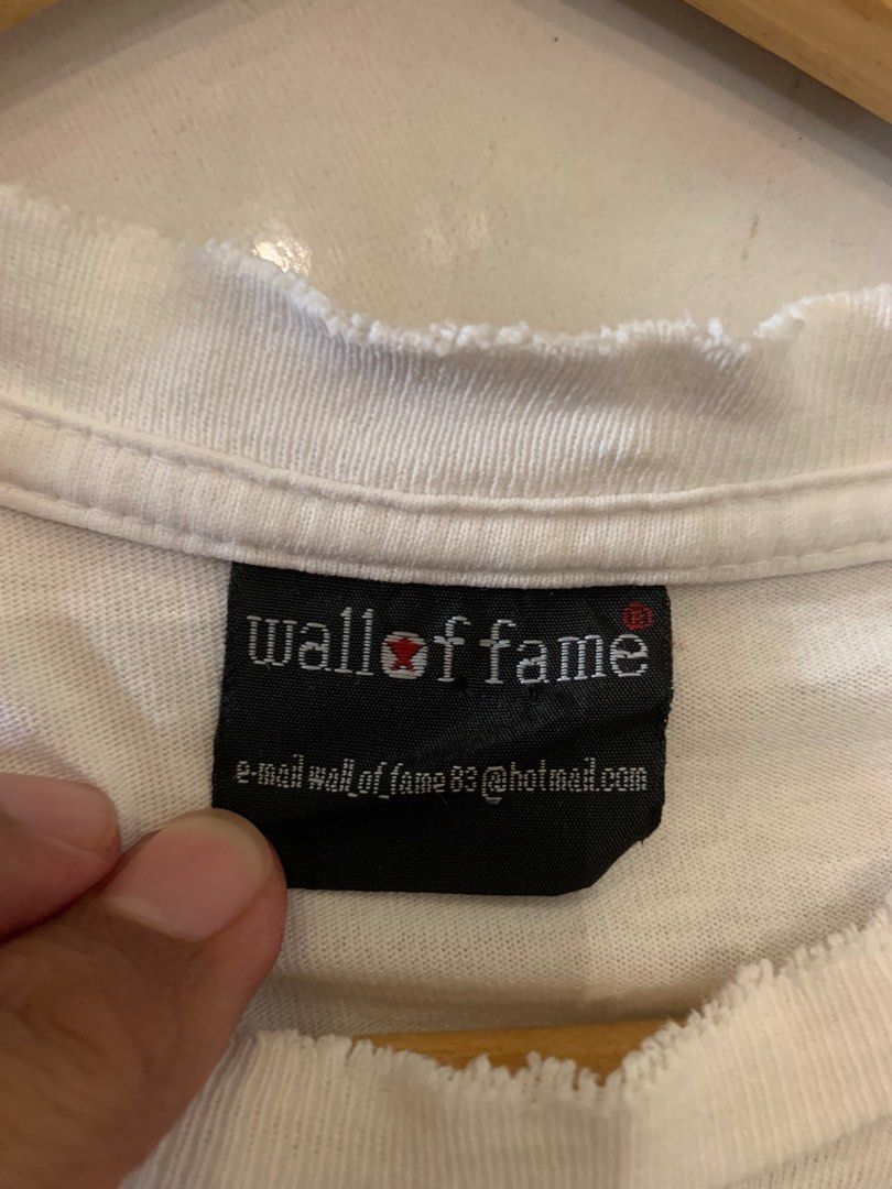 Sid Vicious (Category: Tshirts & Polo Shirts) located in Kuantan. Submitted by shyizzwan (Listing ID 1352443077, Image 3). Description: Hall of fame tag. Sid vicious. Minor defect on collar. Refer to the picture. Thanks.