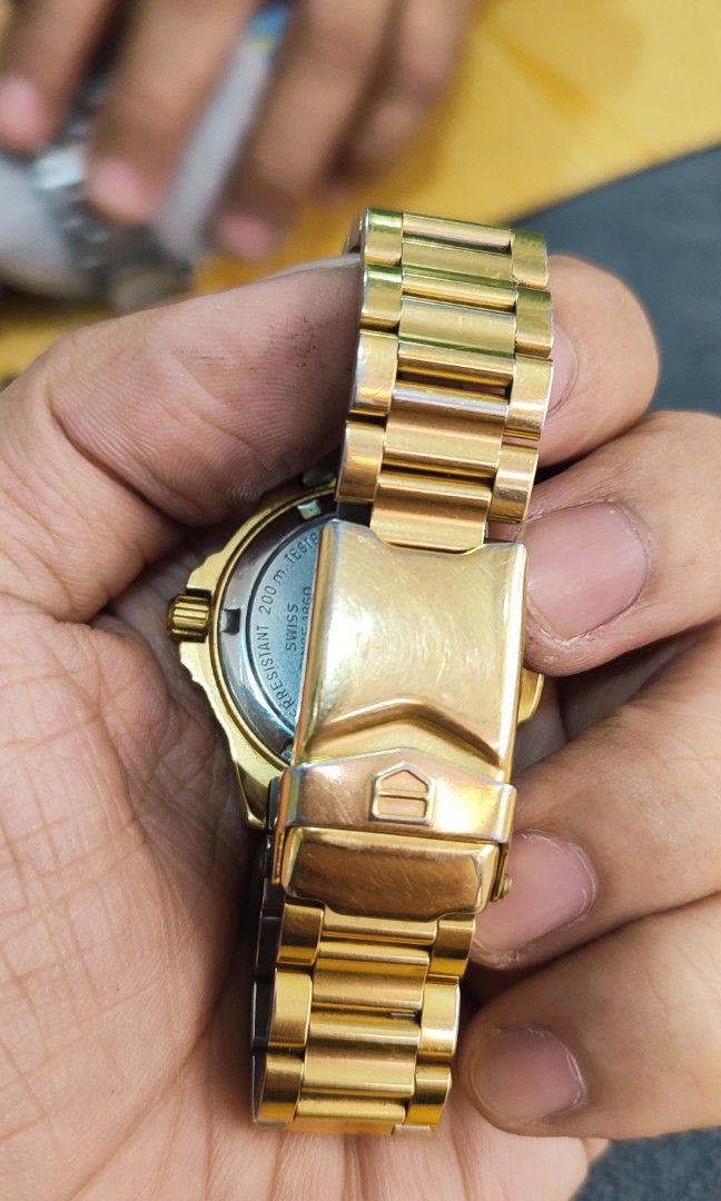 Tag Heuer Proffesional 200M (Category: Women's Watches) located in Manila. Submitted by kenthrift2000 (Listing ID 1352453680, Image 2). Description: Model: 4000 994.708A Movement: Quartz Functions: Hours, minutes, seconds, and date Case Size: 28mm Case Material: 18K Gold Plated Bezel: Turning Bezel Steel Strap/Bracelet: Gold-tone, 127mm or 154mm inner length Water Resistance: 200 meters [Text from image] Crystal: Sapphire Dial: Champagne Unit onl