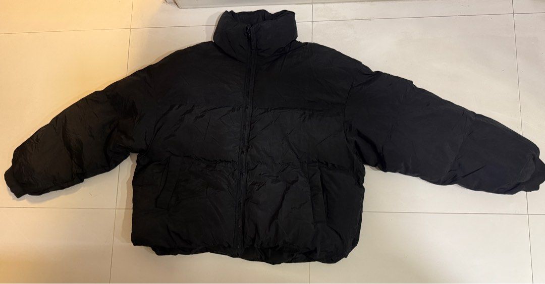Winter Jacket (Category: Coats, Jackets and Outerwear) located in Singapore. Submitted by diamond2100 (Listing ID 1352488901, Image 1). Description: Korea K-pop style Oversized winter jacket. Size Large. Shoulder-67cm Chest-67cm. Length-60cm. Color-Black. Self collection at Amk. .