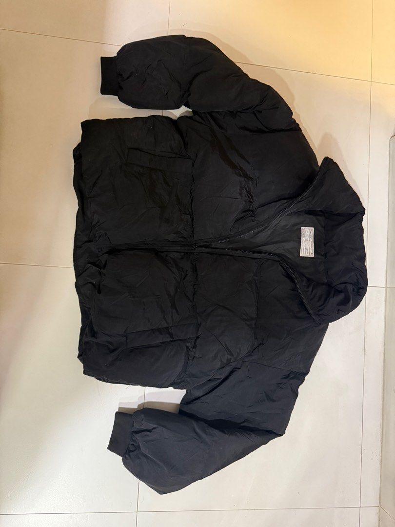 Winter Jacket (Category: Coats, Jackets and Outerwear) located in Singapore. Submitted by diamond2100 (Listing ID 1352488901, Image 2). Description: Korea K-pop style Oversized winter jacket. Size Large. Shoulder-67cm Chest-67cm. Length-60cm. Color-Black. Self collection at Amk. .