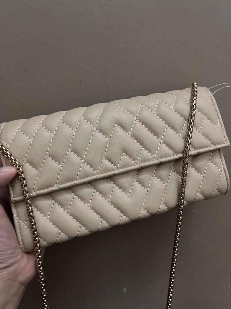 Zara crossbody wallet (Category: Purses & Pouches) located in Meycauayan. Submitted by everythingstash (Listing ID 1352463470, Image 1). Description: .