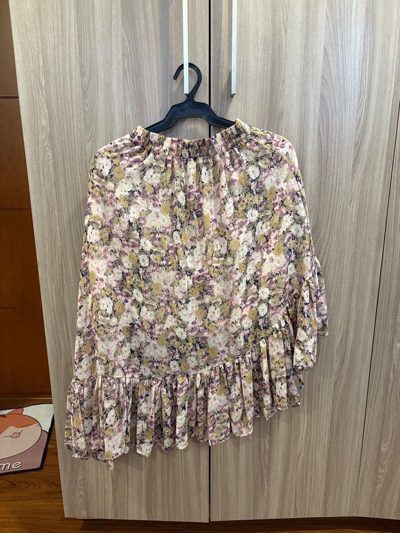 Asymmetrical Floral Skirt (Category: Skirts) located in Quezon City. Submitted by ixc_911 (Listing ID 1352536806, Image 2). Description: Really nice in person RFS: not my style anymore Fits up to size large!.