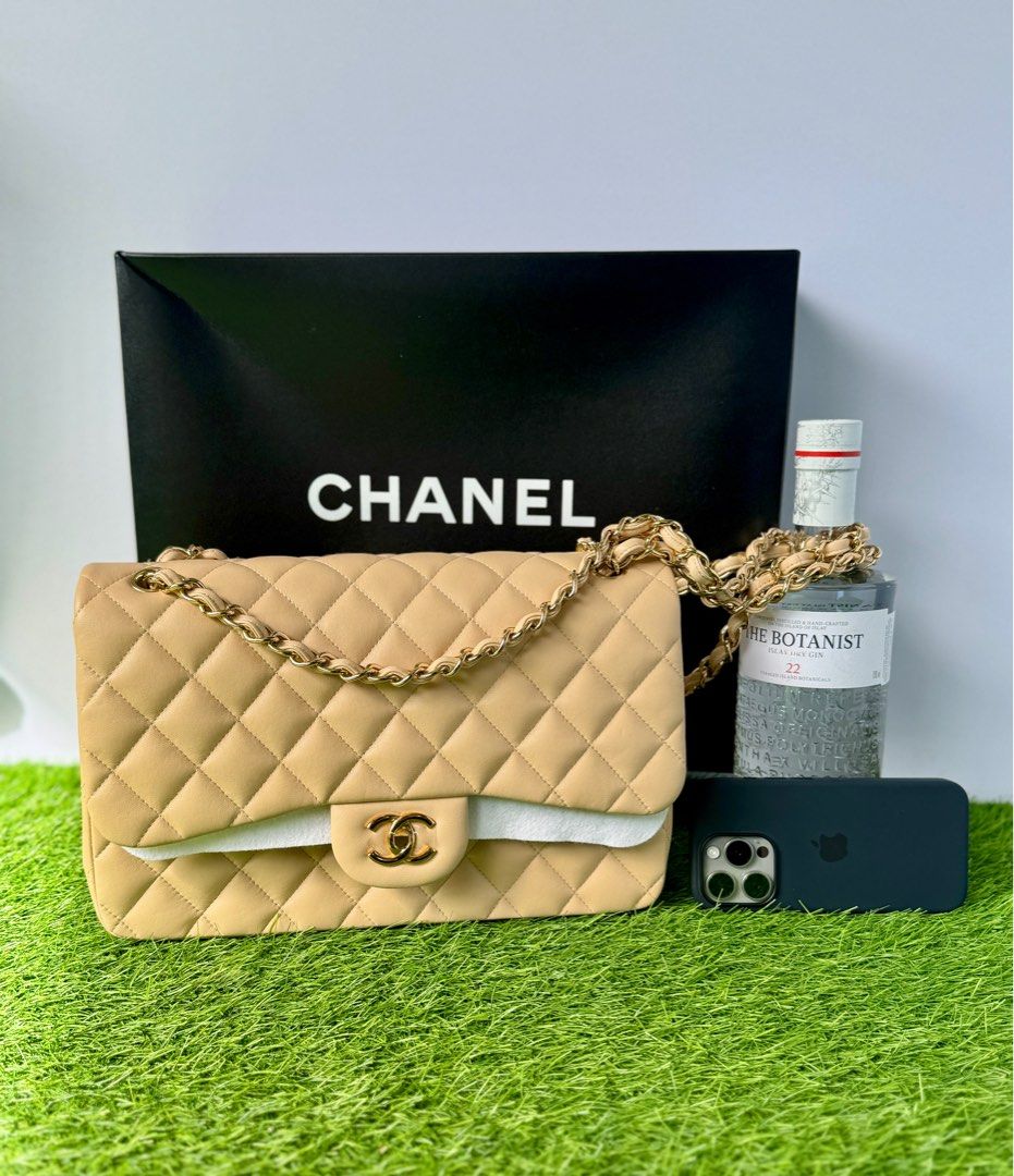 Chanel Jumbo Classic Lambskin Double Flap (Category: Luxury Bags & Wallets) located in San Nicolas. Submitted by frenex15 (Listing ID 1352684288, Image 1). Description: Condition: 9.5 / 10.