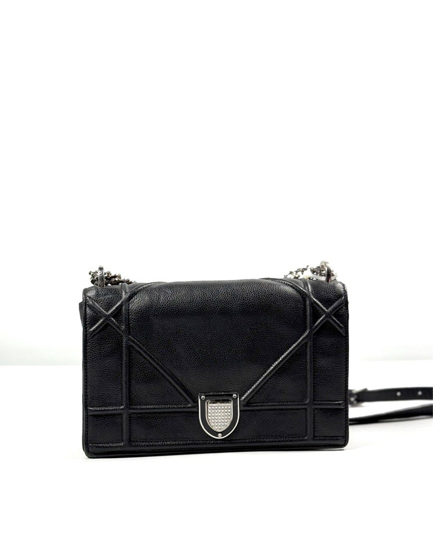 Christian dior diorama flap (Category: Luxury Bags & Wallets) located in Binalonan. Submitted by sheenaluxarchive (Listing ID 1352666309, Image 1). Description: Rank Ab Signs of wear Christian dior underzip.
