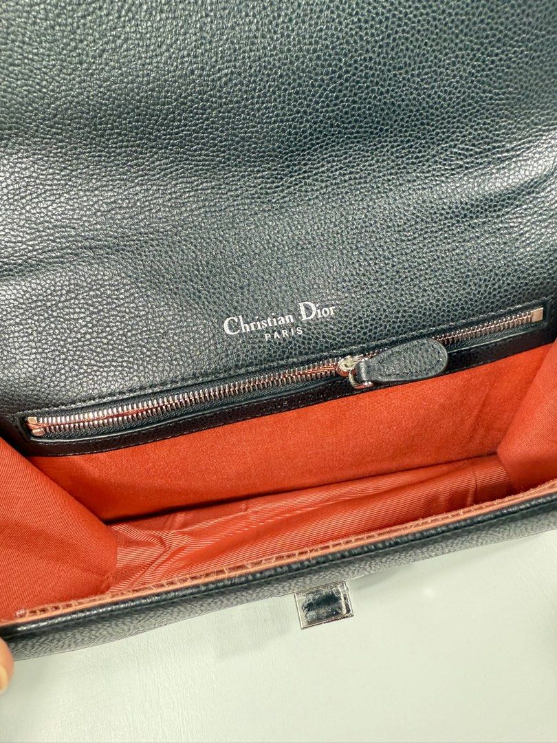 Christian dior diorama flap (Category: Luxury Bags & Wallets) located in Binalonan. Submitted by sheenaluxarchive (Listing ID 1352666309, Image 3). Description: Rank Ab Signs of wear Christian dior underzip.