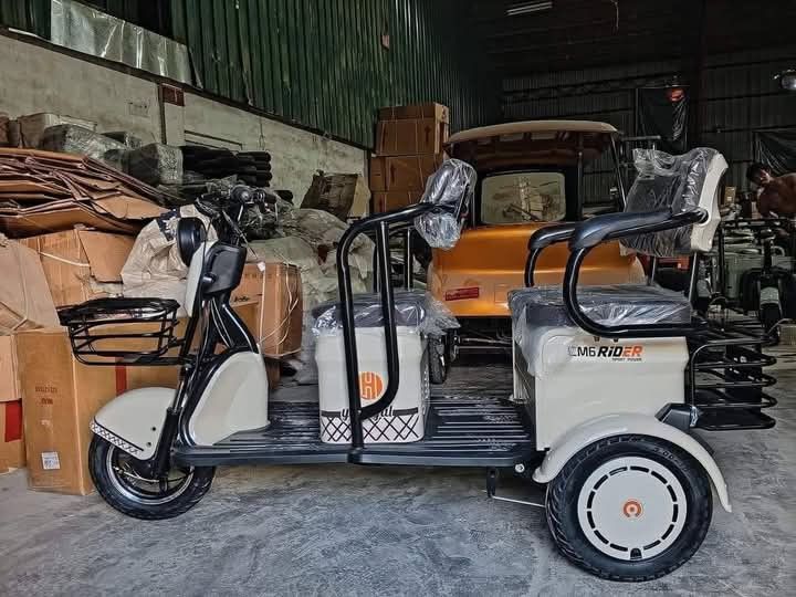 CM6 3 WHEELS ELECTRIC TRCYCLE (Category: Bicycles) located in Manila. Submitted by minidivisoria (Listing ID 1352532997, Image 1). Description: CM6 3WHEELS ELECTRICTRIKE TIRES 10” 1000 WATTS WITH TRAPAL FREE DEMO & ASSEMBLE FREE SIDE MIRROR FREE AUTOMATIC WIPER Specs : Digital gauge w/ speedometer Removable battery With Anti theft system WITH BASKET FRONT & BACK WITH BIG SEAT CONVERTIBLE TO CARGO With alarm and keys 48V 20AH 600watts Controller 1