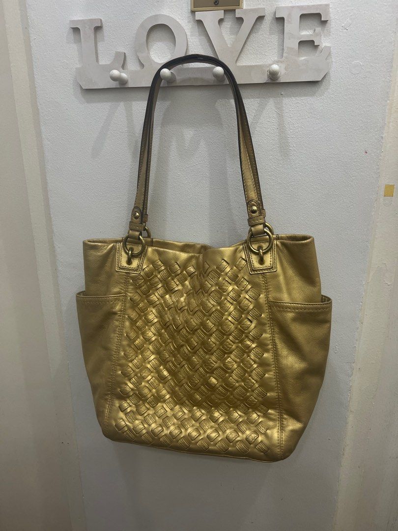 Coach Bag (Category: Shoulder Bags) located in Pasig City. Submitted by true_solutionx (Listing ID 1352575354, Image 2). Description: Coach shoulder Bag in Gold Color.