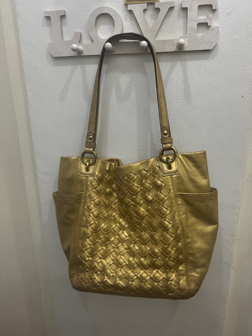 Coach Bag (Category: Shoulder Bags) located in Pasig City. Submitted by true_solutionx (Listing ID 1352575354, Image 1). Description: Coach shoulder Bag in Gold Color.