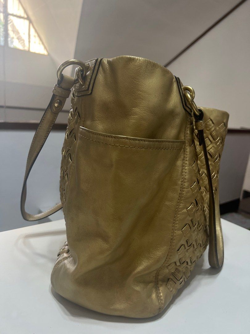 Coach Bag (Category: Shoulder Bags) located in Pasig City. Submitted by true_solutionx (Listing ID 1352575354, Image 3). Description: Coach shoulder Bag in Gold Color.