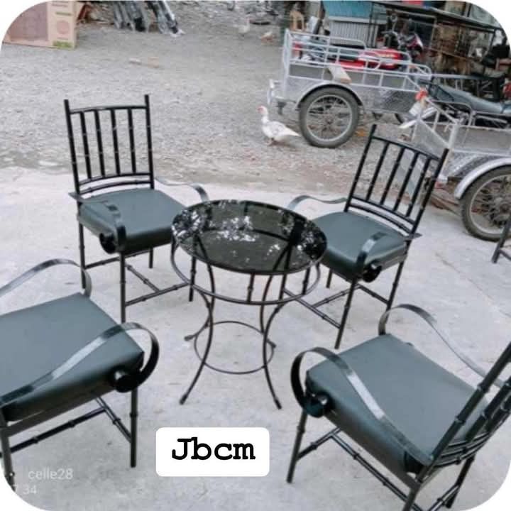 Coffee table 4 seater's (Category: Chairs) located in Manila. Submitted by minidivisoria (Listing ID 1352603609, Image 3). Description: Coffee table 4 seater's set.