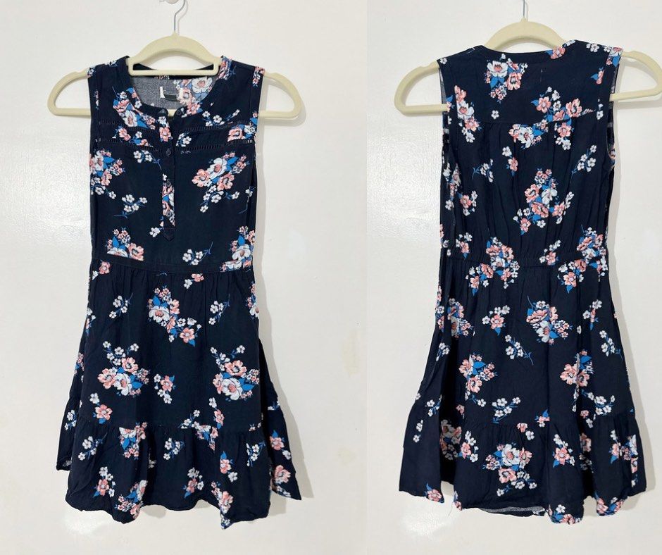 Floral Navy blue dress (Category: Dresses) located in Carmona. Submitted by havalook (Listing ID 1352603446, Image 1). Description: XS-S Sleeveless.