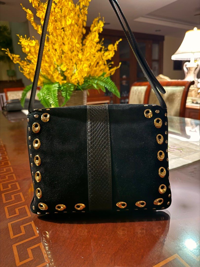Gucci Arli Suede Python (Pre Loved) (Category: Bags & Wallets) located in Subang Jaya. Submitted by lisaarmand (Listing ID 1352654480, Image 2). Description: Gucci Arli Suede Python Shoulder Bag – Luxury for Less! Looking for a statement piece that is perfect for everyday use? This Gucci Arli Suede Python Shoulder Bag is pure luxury with a touch of boldness. Crafted from sumptuous suede and exotic python leather, it’s the perfect mix of elegance 