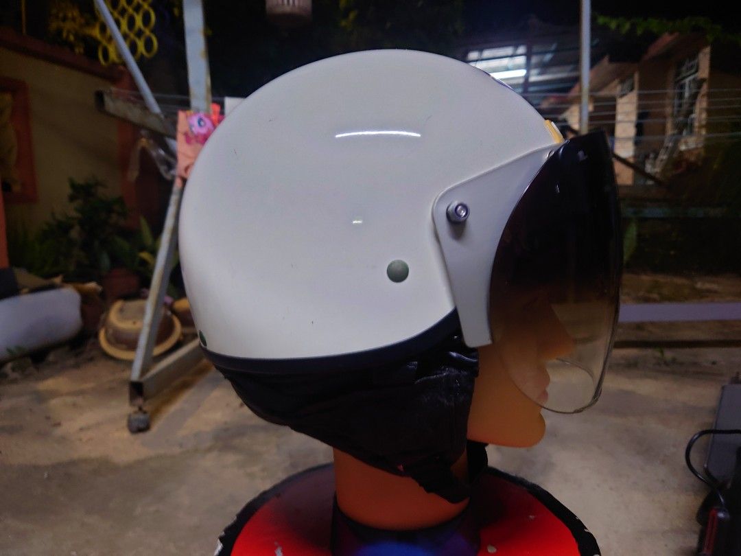 Helmets (Category: Motorbikes) located in Dungun. Submitted by volkswagenbeetle1971 (Listing ID 1352630388, Image 3). Description: helmet steng SHOEI JAPAN bersama visor flip dan visor USA.. sgt sesuai utk semua generasi yg ingatkan gaya santai... helmet original shoei... saiz L ,, kepala M pun selesai pakai... minat boleh DM.