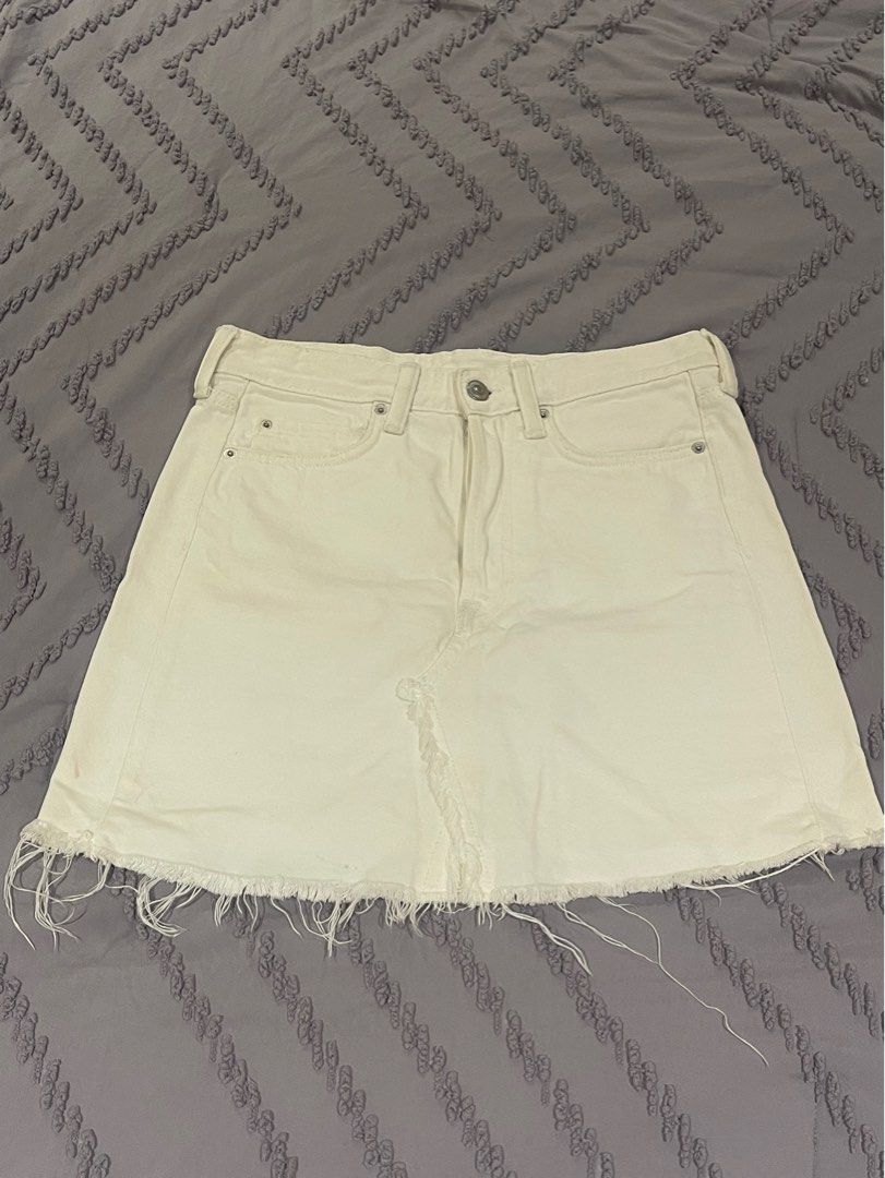 H&M White Denim Skirt (Category: Skirts) located in Paranaque City. Submitted by kkullects (Listing ID 1352688519, Image 1). Description: RFS: Decluttering Size: Small Lightly used Location: BF Homes, Parañaque MOP: Gcash / Maya / Seabank MOD: Gogo Xpress / J&T ** Customers will shoulder the shipping fee.