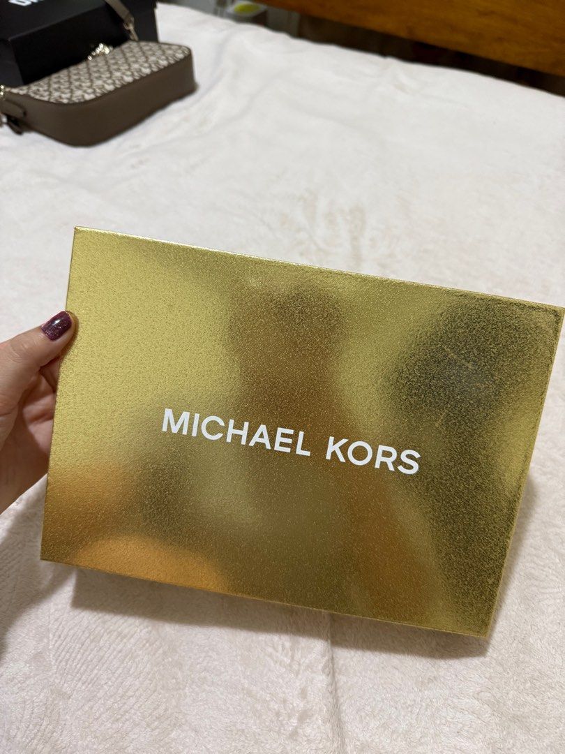 Michael Kors Belt/Waist Bag Authentic (Category: Luxury Bags & Wallets) located in Mandaluyong City. Submitted by arllkrzz12 (Listing ID 1352651530, Image 2). Description: New Authentic Bought from the USA No tag but with Box Never been used .