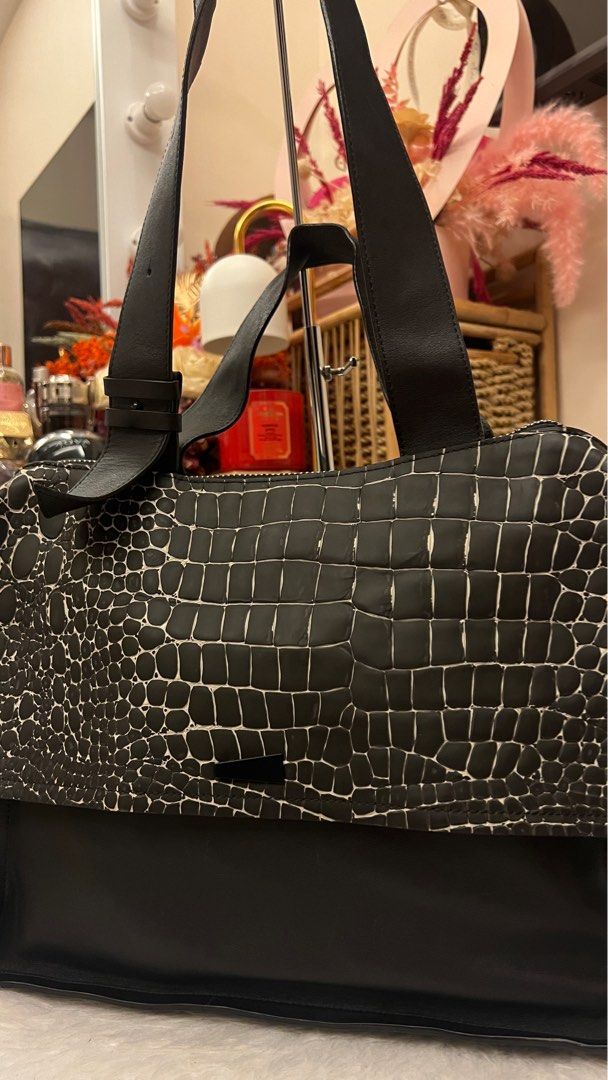Rouge & Lounge two way (Category: Luxury Bags & Wallets) located in Naga. Submitted by thriftntr (Listing ID 1352637431, Image 2). Description: R⭕️uge & Lounge | 2,500 Korean luxury brand Large size | Can be two way but a bit difficult i think to use as handbag only? 😅 Color Black with alligator print accent Genuℹ️ne leather Silver hardwares Zipper closure 2 exterior compartments (Front & Back) Orig strap | Not detachable ; Adjustable Hologram i