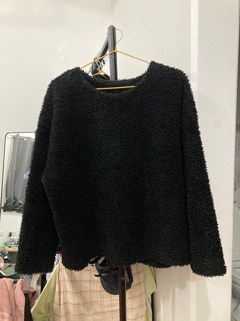 Uniqlo black sweater/ poshmark (Category: Coats, Jackets and Outerwear) located in Makati City. Submitted by masterofjazz (Listing ID 1352633454, Image 1). Description: Uniqlo black sweater/ poshmark 22x23.5 Boxy fit.