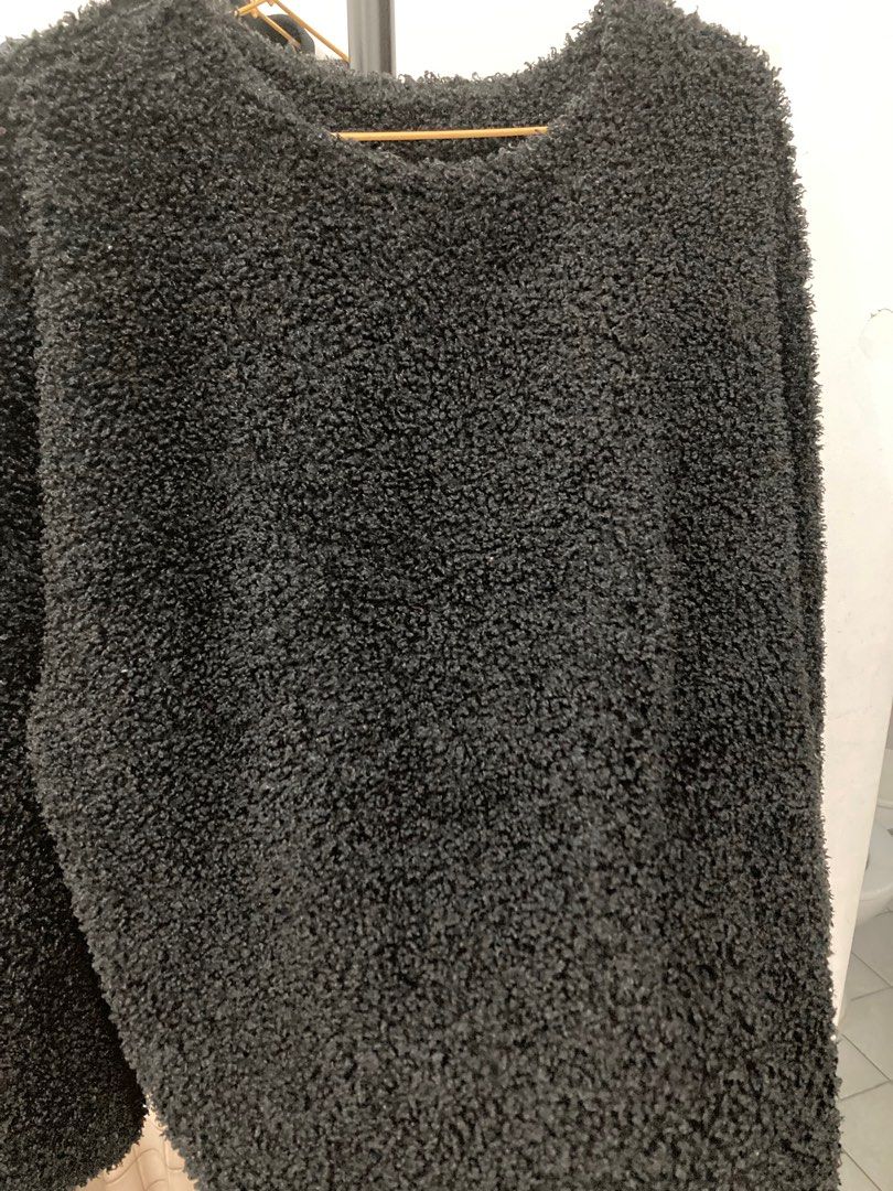Uniqlo black sweater/ poshmark (Category: Coats, Jackets and Outerwear) located in Makati City. Submitted by masterofjazz (Listing ID 1352633454, Image 3). Description: Uniqlo black sweater/ poshmark 22x23.5 Boxy fit.