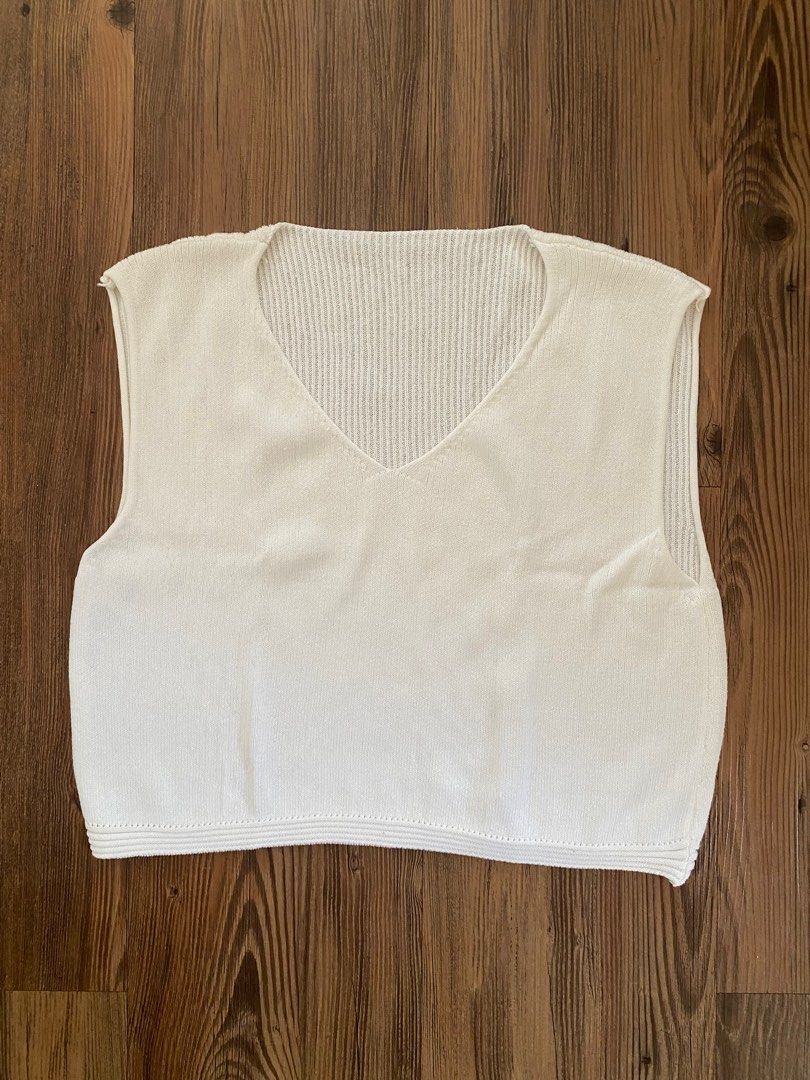 white knitstyle cropped sweater vest (Category: Sleeveless) located in Paranaque City. Submitted by 4dcloset (Listing ID 1352591558, Image 2). Description: most basic white knit sweater vest 𐙚 rfs: decluttering 𐙚 fits sized s-m best! .