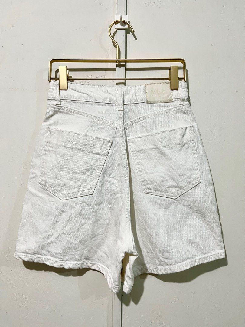 Zara White Denim Mom Short Size 23 (Category: Shorts) located in Paranaque City. Submitted by jmarineea (Listing ID 1352607507, Image 2). Description: — bought from ig shop, never used — W 23 | H 34 | R 12.5 | L 15 white na white and super pretty! 🤍 no ww pic for this sorry.