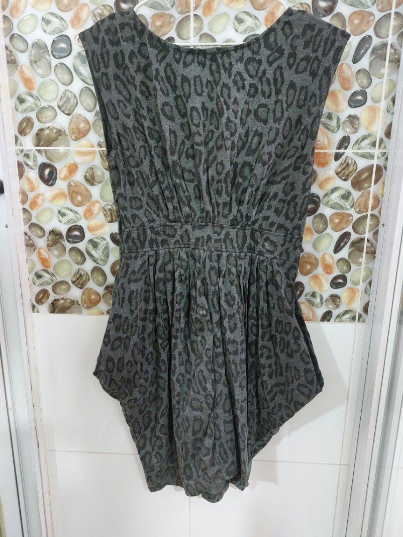 animal print dress (Category: Dresses) located in Mandaluyong City. Submitted by hautemess (Listing ID 1352768449, Image 2). Description: animal print dress small size emphasizes waist and enhances hips shipping c/o buyer for serious buyers only no joy reservers no lowballing Gcash or BDO transfer only.