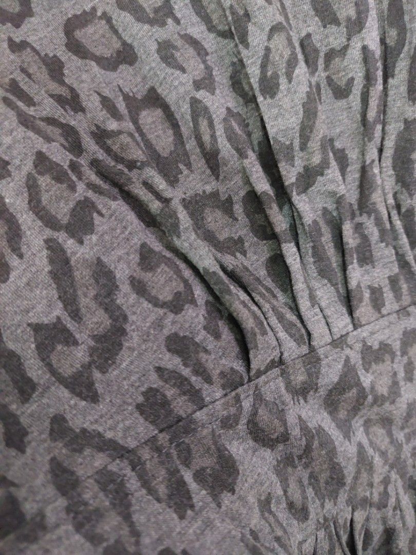 animal print dress (Category: Dresses) located in Mandaluyong City. Submitted by hautemess (Listing ID 1352768449, Image 3). Description: animal print dress small size emphasizes waist and enhances hips shipping c/o buyer for serious buyers only no joy reservers no lowballing Gcash or BDO transfer only.