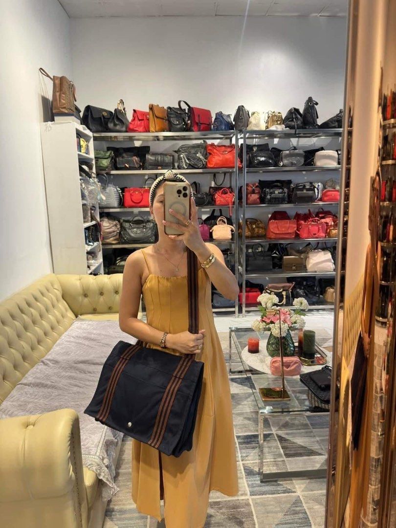 Authentic Hermes Messenger Bag (Category: Luxury Bags & Wallets) located in Quezon City. Submitted by jhaediah (Listing ID 1347905467, Image 2). Description: - Hermes messenger bag - Authentic 💯.