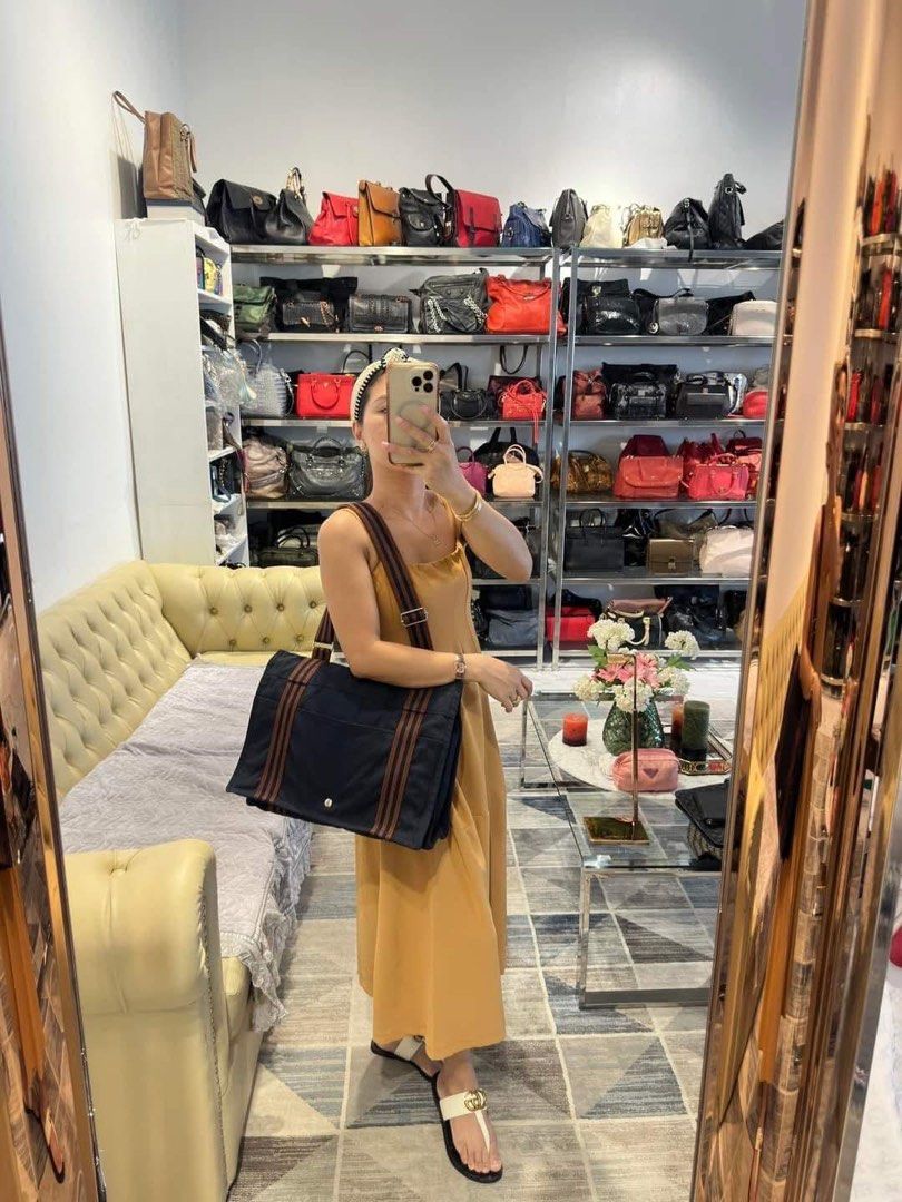 Authentic Hermes Messenger Bag (Category: Luxury Bags & Wallets) located in Quezon City. Submitted by jhaediah (Listing ID 1347905467, Image 3). Description: - Hermes messenger bag - Authentic 💯.