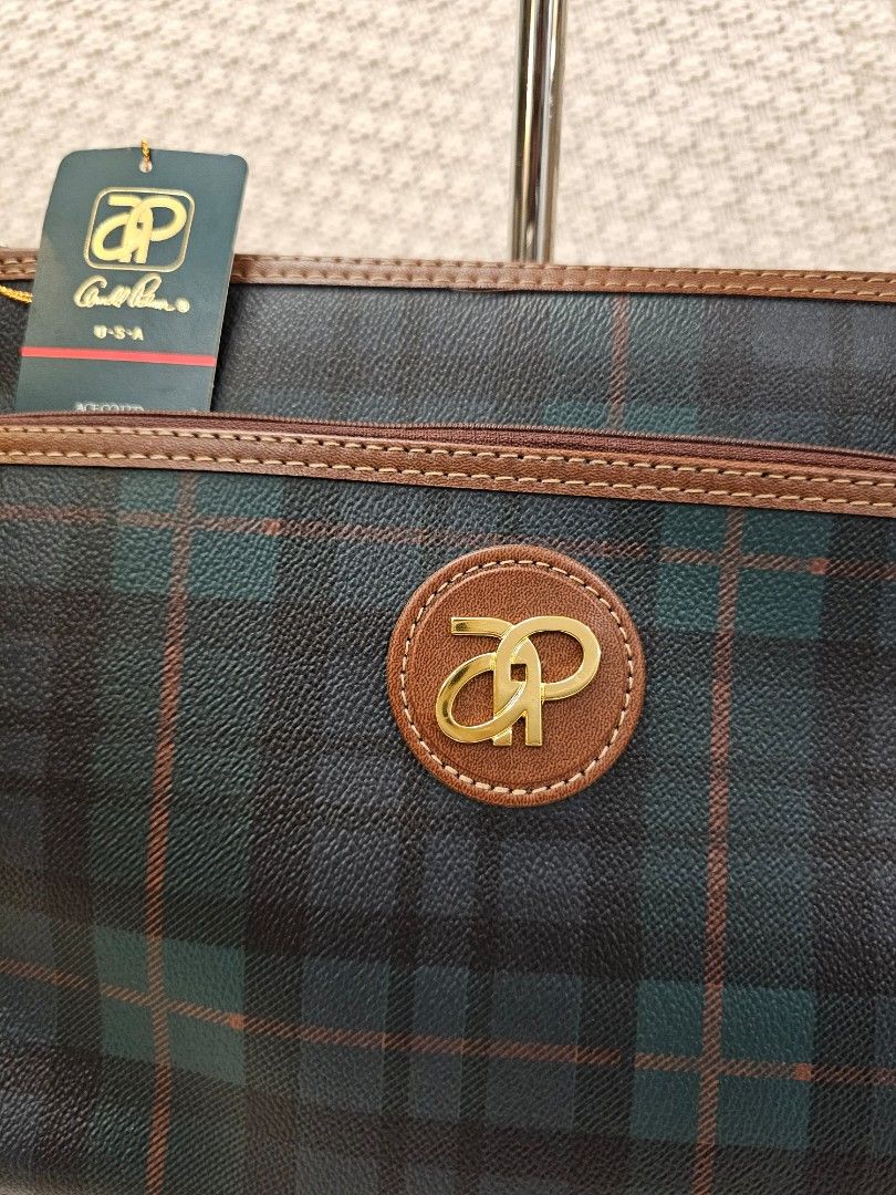 Authentic Original Arnold Palmer Clutch (Category: Luxury Bags & Wallets) located in Las Pinas. Submitted by 2ndstoryfinds (Listing ID 1352758300, Image 2). Description: 💯Guaranteed AUTHENTIC/ORIGINAL 🩷Brand New ❎️No return, no exchange ❎️No swapping 💔Flaws/Issue: None ⏳️RESERVATION: 2 days only 💰PAYMENT: Bank (BPI/BDO), Gcash 🛵DELIVERY: FlashExpress, Lalamove/Grab (Buyer will handle delivery fee) SORRY BUT NO TO MEET-UPS, it's either delive