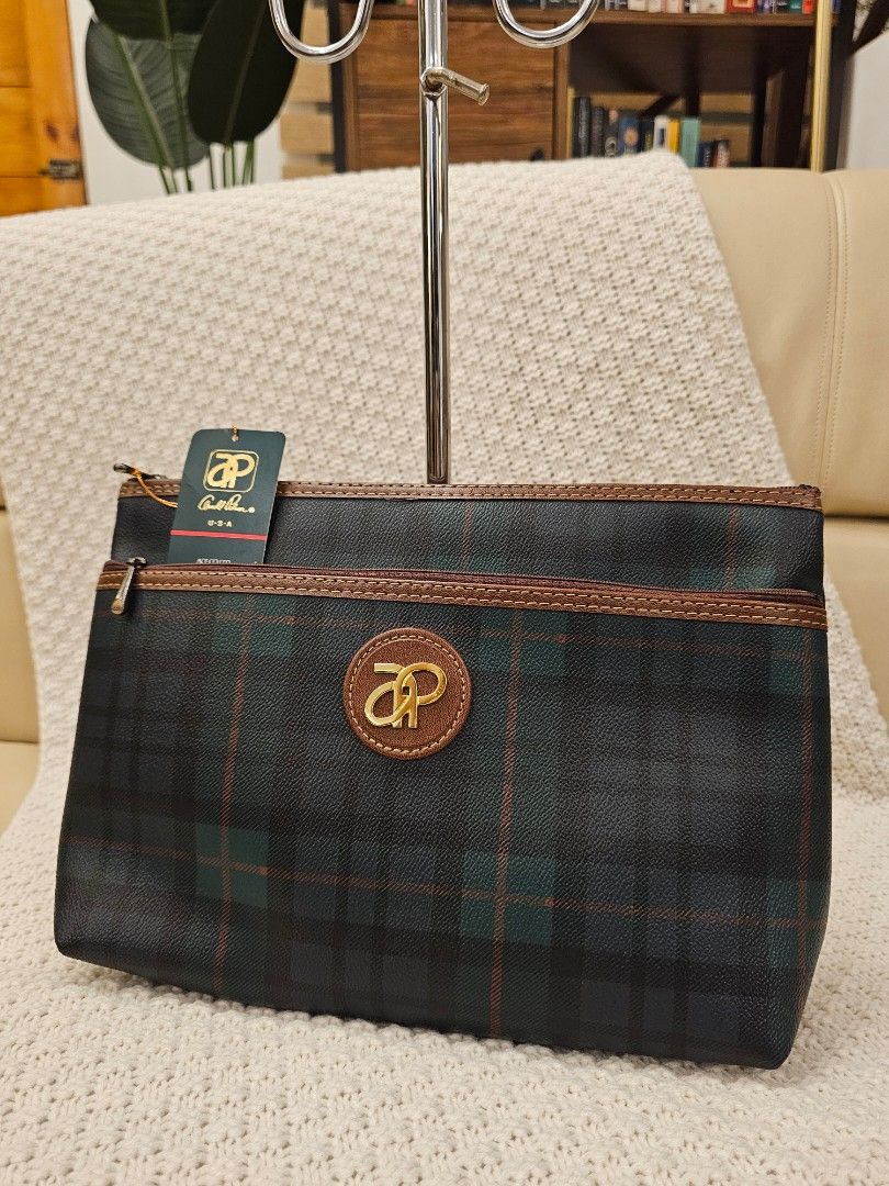 Authentic Original Arnold Palmer Clutch (Category: Luxury Bags & Wallets) located in Las Pinas. Submitted by 2ndstoryfinds (Listing ID 1352758300, Image 1). Description: 💯Guaranteed AUTHENTIC/ORIGINAL 🩷Brand New ❎️No return, no exchange ❎️No swapping 💔Flaws/Issue: None ⏳️RESERVATION: 2 days only 💰PAYMENT: Bank (BPI/BDO), Gcash 🛵DELIVERY: FlashExpress, Lalamove/Grab (Buyer will handle delivery fee) SORRY BUT NO TO MEET-UPS, it's either delive