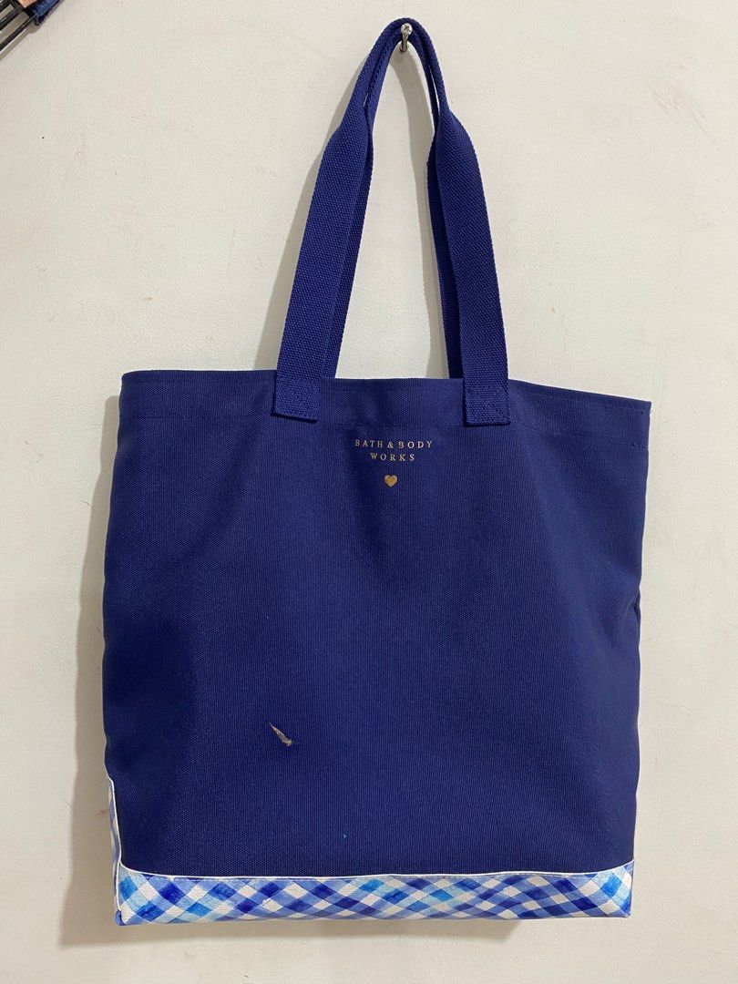 Bath and Body Works Tote Bag (Category: Tote Bags) located in Dasmarinas. Submitted by mightystorm.4bfac8 (Listing ID 1352794601, Image 1). Description: With small stain from acrylic paint.