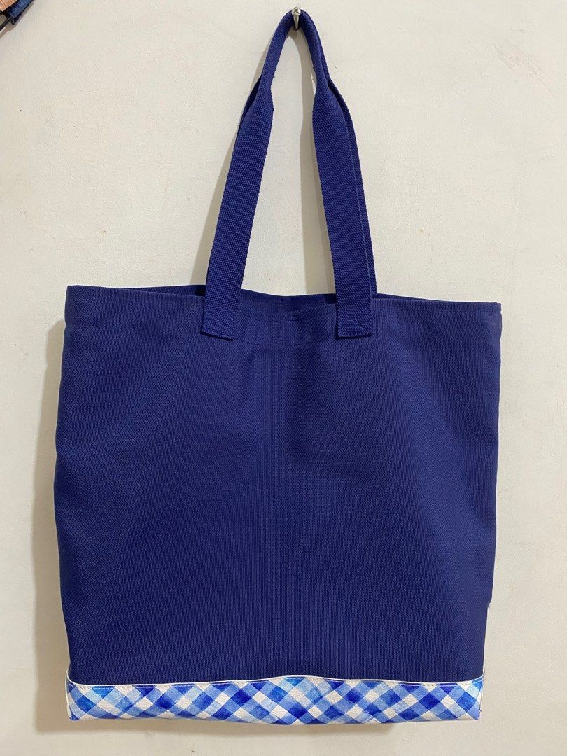 Bath and Body Works Tote Bag (Category: Tote Bags) located in Dasmarinas. Submitted by mightystorm.4bfac8 (Listing ID 1352794601, Image 2). Description: With small stain from acrylic paint.