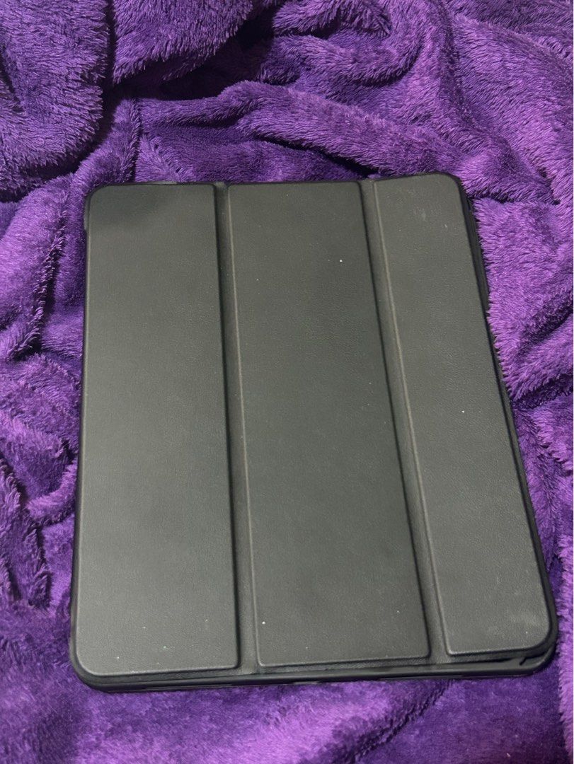 Goojodoq iPad Pro case 11 inch (Category: iPad) located in Manila. Submitted by hirunlody (Listing ID 1352712224, Image 1). Description: may scratches pero walang yellowish part yung case !.