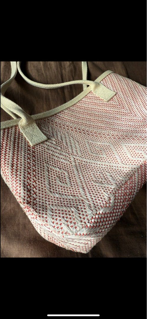 halohalo mini trabaho RARE (Category: Shoulder Bags) located in Quezon City. Submitted by weswright (Listing ID 1352772315, Image 3). Description: Seldom used. Wife has been hoarding halohalo. What you see is what you get sa photos. No dust bag. #halohalo.