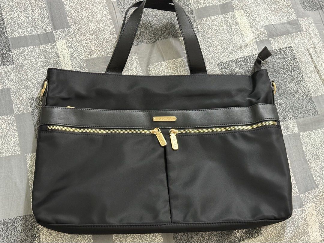 shoulder bag (Category: Shoulder Bags) located in Taguig. Submitted by sshyn_08 (Listing ID 1352823751, Image 1). Description: .