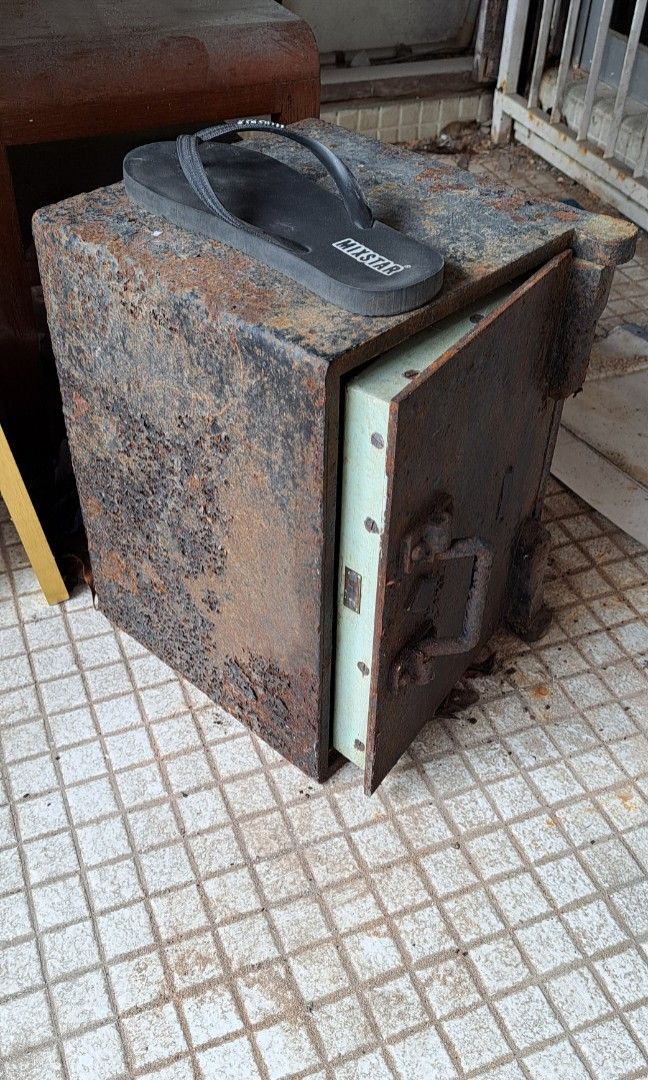 Small safe64885059870721110