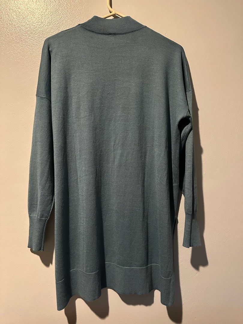 Uniqlo long top (Category: Longsleeves) located in Cainta. Submitted by annebc (Listing ID 1352814157, Image 2). Description: Color: Blue Gray Size: Medium Length: 31”.