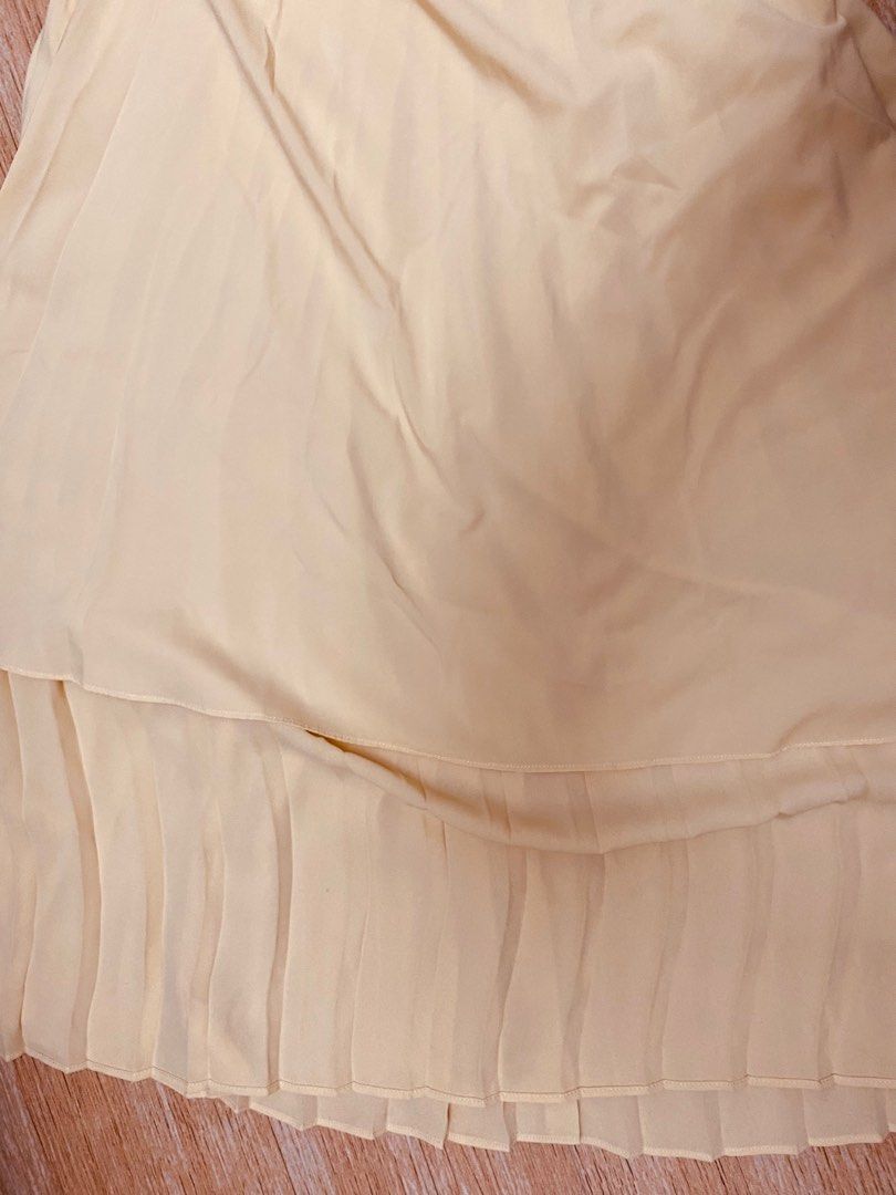UNIQLO Pleated Skirt (Category: Skirts) located in Caloocan City. Submitted by bblytheedo (Listing ID 1352753456, Image 3). Description: Selling my personal preloved Uniqlo chiffon pleated skirt Color yellow Has lining Size SMALL Condition 10/10 no flaws.