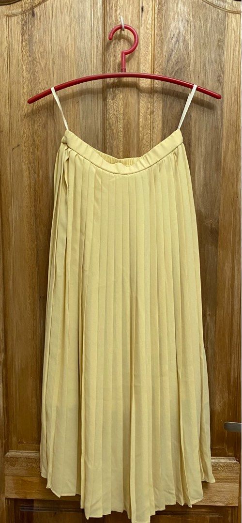 UNIQLO Pleated Skirt (Category: Skirts) located in Caloocan City. Submitted by bblytheedo (Listing ID 1352753456, Image 1). Description: Selling my personal preloved Uniqlo chiffon pleated skirt Color yellow Has lining Size SMALL Condition 10/10 no flaws.