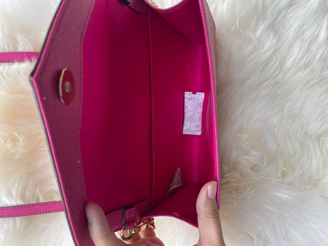 Victoria Secret sling bag (Category: Shoulder Bags) located in Las Pinas. Submitted by ishein (Listing ID 1352850552, Image 3). Description: Victoria secret sling bag.