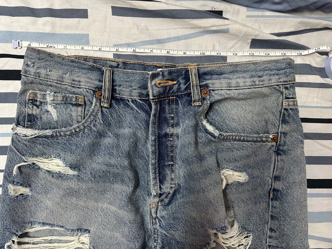 Zara TRF Mid-Rise Denim Shorts (Category: Shorts) located in Pasig City. Submitted by ysa_r (Listing ID 1352495613, Image 3). Description: - never worn, no when worn pic - rfs: not my style.