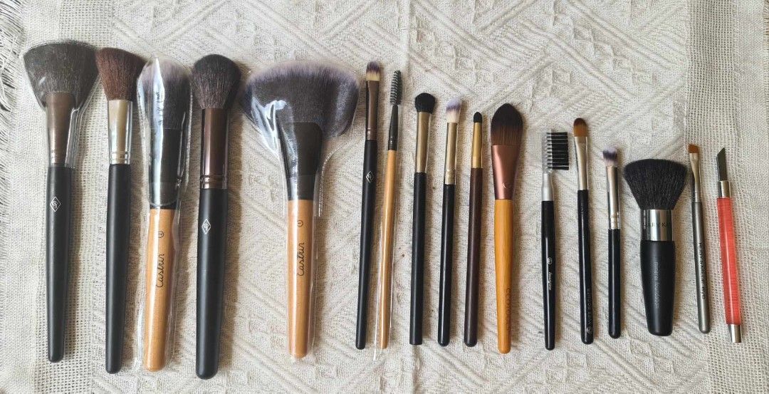 17pcs Make Up Brush Set (Complete Set) (Category: Makeup) located in Quezon City. Submitted by floreskari78555 (Listing ID 1352945269, Image 1). Description: 17pcs Make Up Brush Set 380php‼️‼️ Highly Recommended for Make Up Artist❤️ For Eyes ,Lips And Face ❤️ Brand new❤️ Perfect for Gift🎁 Available for same day delivery 🚚 Provincial LBC/J&T 📦.