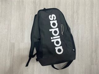 由 ad_sneakersplug (刊登 ID 1352899463，圖片 1) 提交，位於 的 (類別：)，說明：。
