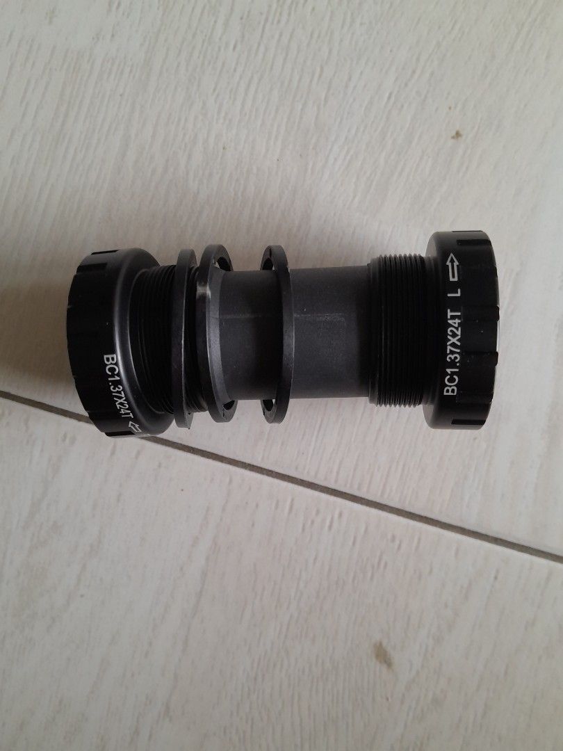 Bottom bracket (Category: Parts & Accessories) located in Singapore. Submitted by noahlim (Listing ID 1352957201, Image 1). Description: size different can't use , need 73 mm , tis 68mm.