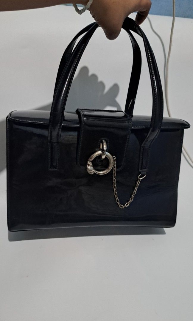 Cartier panthere (Category: Luxury Bags & Wallets) located in Lemery. Submitted by venus23 (Listing ID 1352979366, Image 1). Description: good condition.