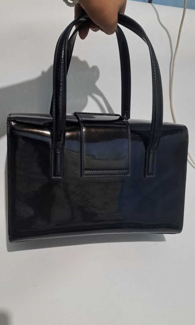 Cartier panthere (Category: Luxury Bags & Wallets) located in Lemery. Submitted by venus23 (Listing ID 1352979366, Image 3). Description: good condition.