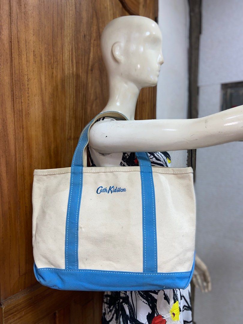 Cathkidston (Category: Luxury Bags & Wallets) located in Mati. Submitted by michjake1009 (Listing ID 1352998599, Image 3). Description: In very good condition Like new Parang Very matibay.