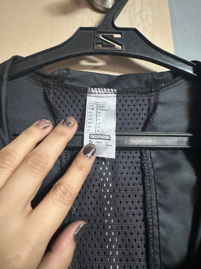Decathlon Dri-fit jacket - black (Category: Coats, Jackets and Outerwear) located in Mandaluyong City. Submitted by thingsrandom (Listing ID 1352876390, Image 3). Description: Decathlon black dri-fit jacket - size Large.